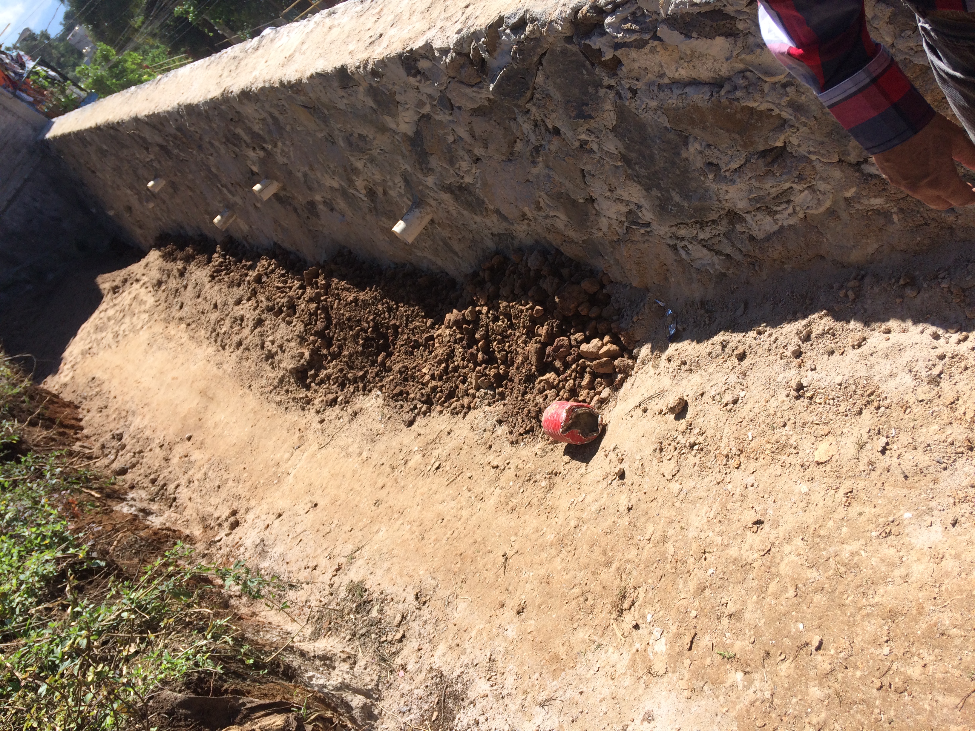       SUMINISTRO Y COLOCACION DE GRAVA EN GREÑA PARA SEPARAR LOS MUROS DEL TERRENO NATURAL CON UN ANCHO DE 30 CMS, DE ACUARDO A ESPECIFICACIONES EN PLANO. PUESTA EN OBRA, INCLUYE ACARREOS INTERNOS. PUOT
